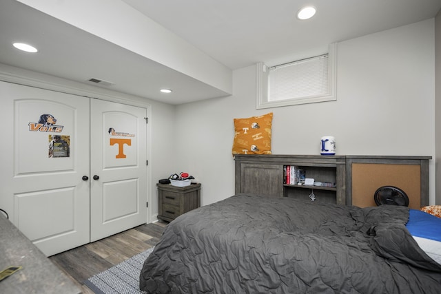 bedroom featuring a closet, visible vents, wood finished floors, and recessed lighting