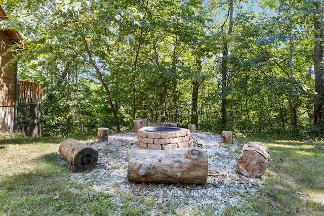 view of yard featuring a fire pit