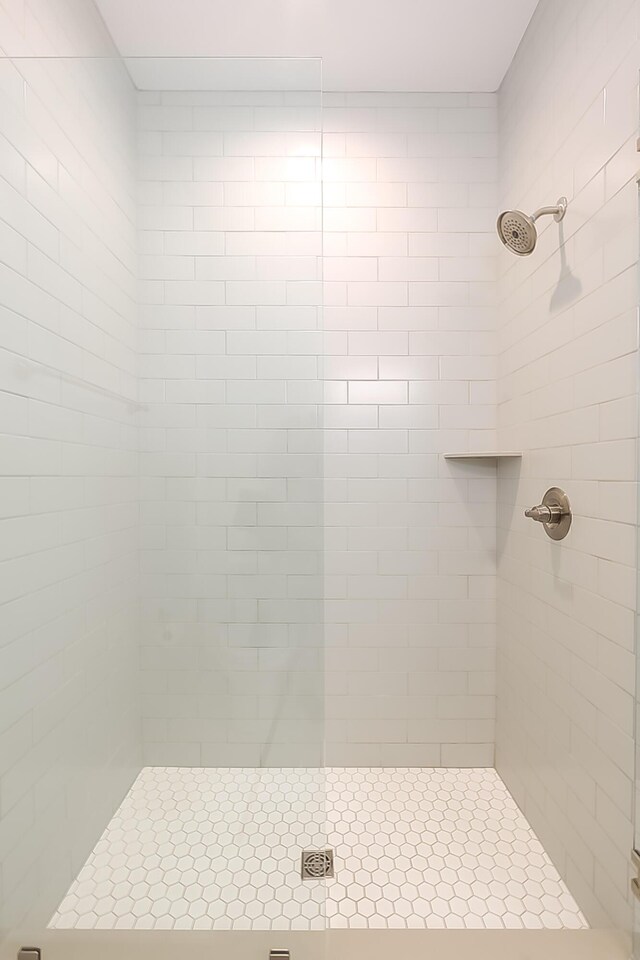 bathroom featuring tiled shower