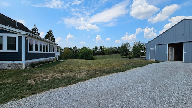 view of yard with an outbuilding