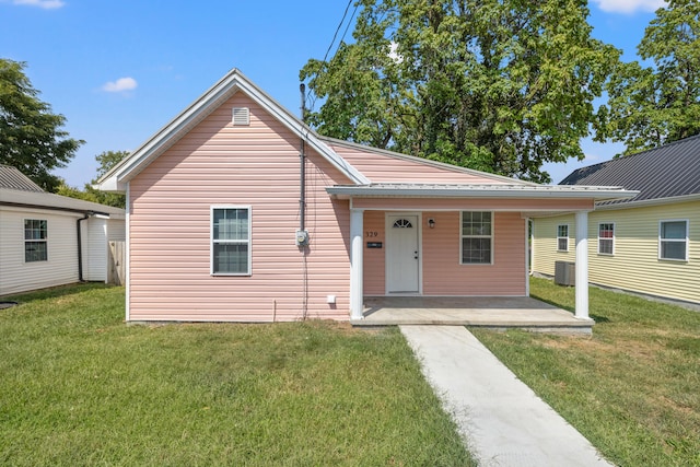 view of front of property featuring a front lawn