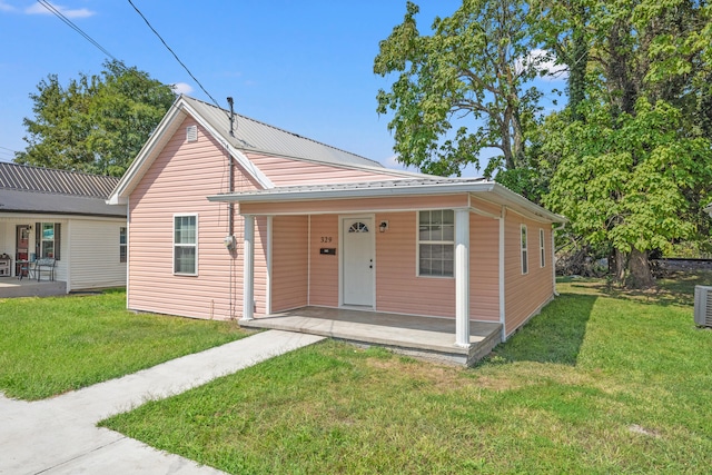 view of front of home featuring a patio and a front yard