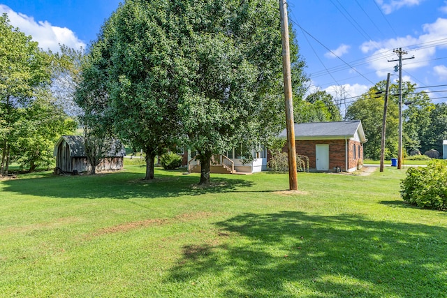 view of yard with an outdoor structure