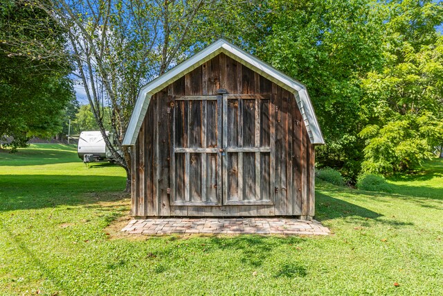 view of outdoor structure featuring a yard