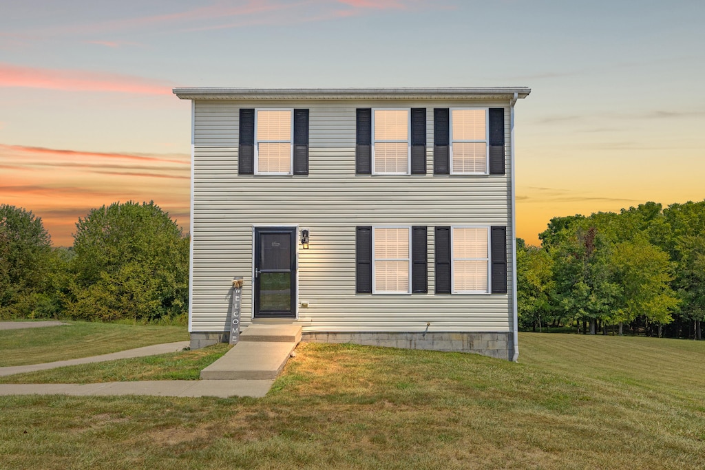 view of front of property featuring a lawn