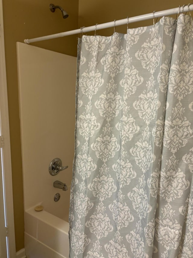 bathroom featuring shower / tub combo