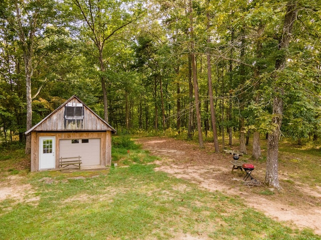 view of yard with an outdoor structure and a garage