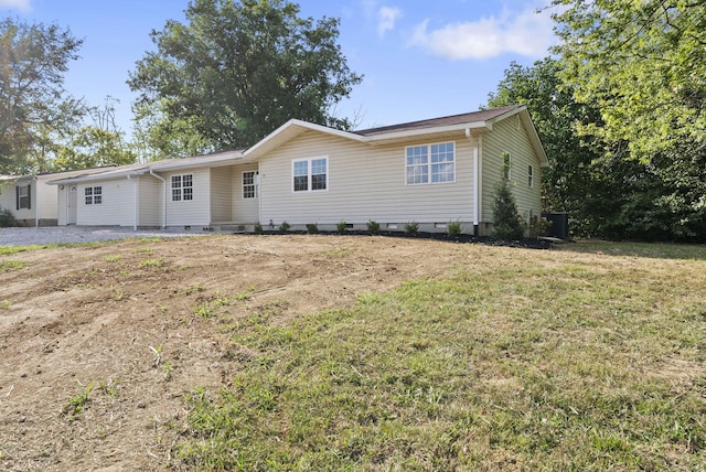 view of front of property with a front yard