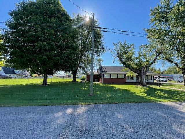 view of front facade with a front yard