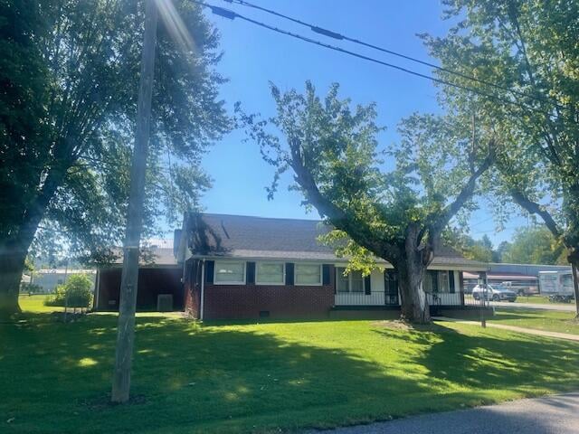 single story home featuring a front yard