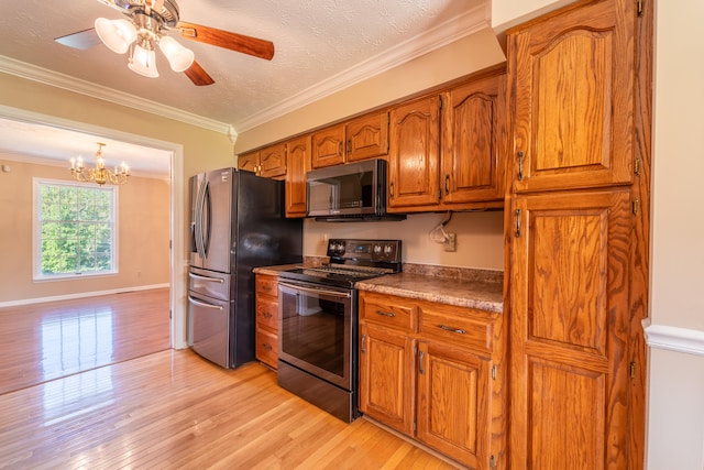 kitchen featuring ceiling fan with notable chandelier, crown molding, a textured ceiling, light hardwood / wood-style flooring, and appliances with stainless steel finishes