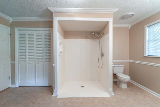 bathroom with a textured ceiling, crown molding, toilet, and walk in shower