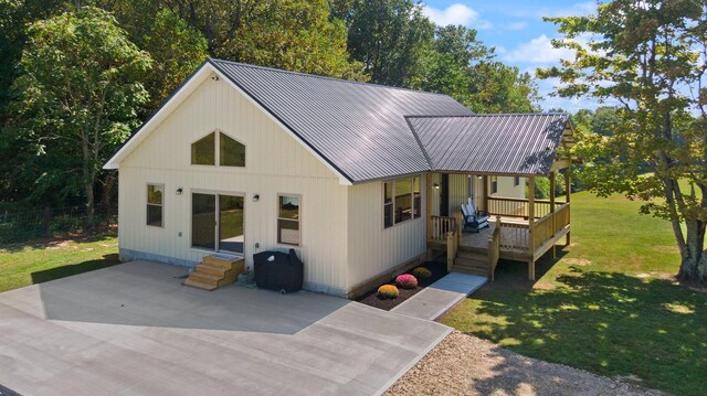 view of front of property with a wooden deck and a front lawn