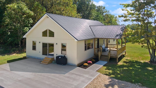 view of front of home featuring metal roof and a front yard