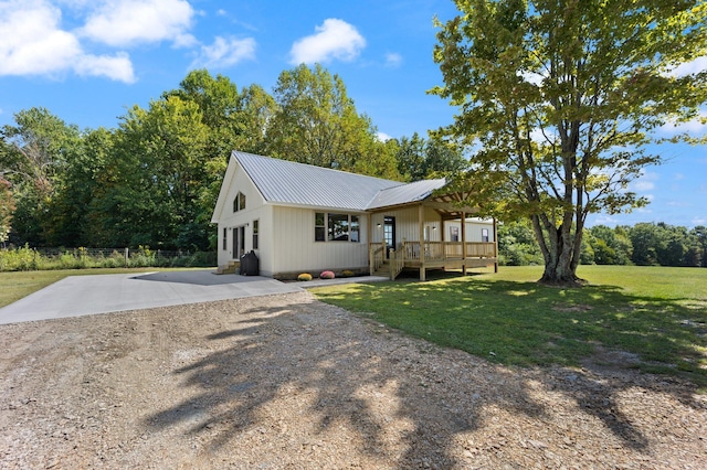 view of front of property with covered porch and a front lawn