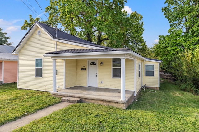 bungalow-style home featuring a front lawn and a porch