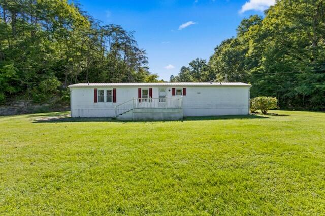 view of front of property with a front yard