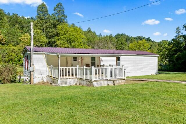 view of front of house featuring a front yard