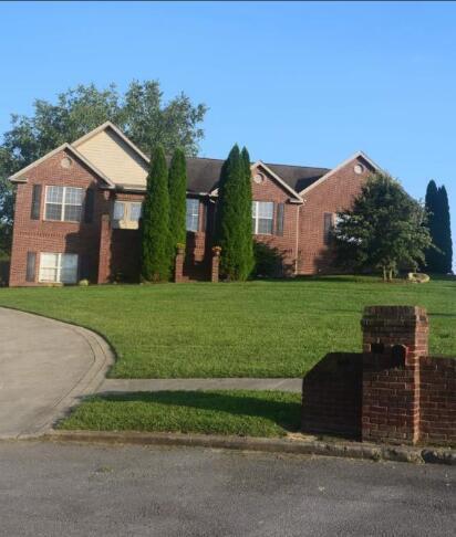 view of front of house with a front lawn