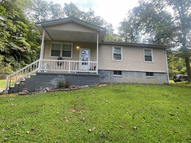 view of front facade featuring a front yard and a porch