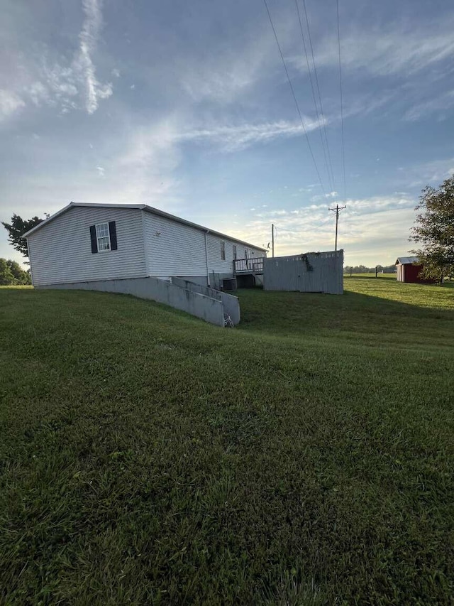 view of side of property featuring a lawn