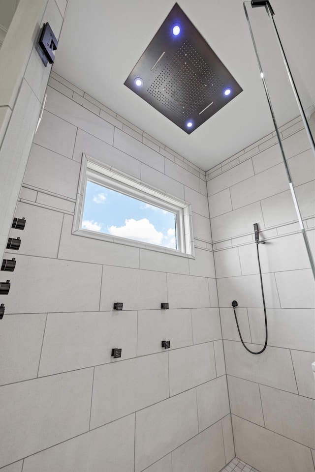 details featuring tiled shower