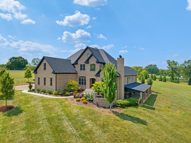 view of front of property featuring a front yard