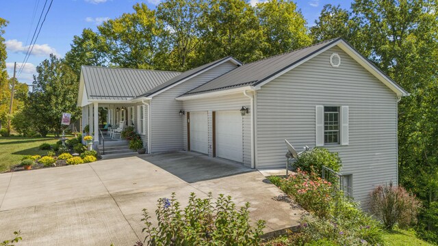 view of front facade with a garage