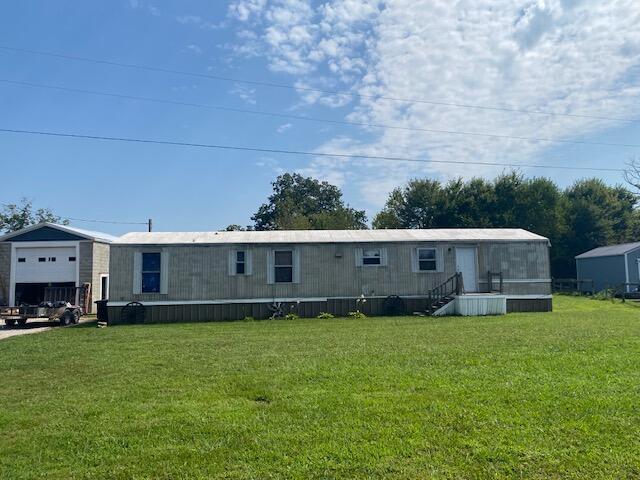 view of front of house featuring a front lawn