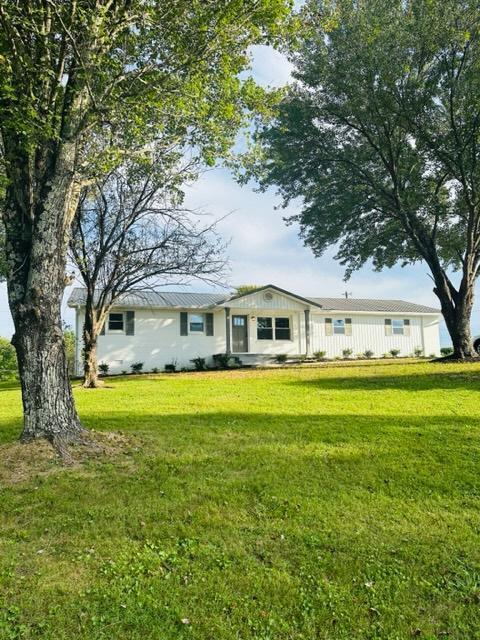 view of front of property with a front yard