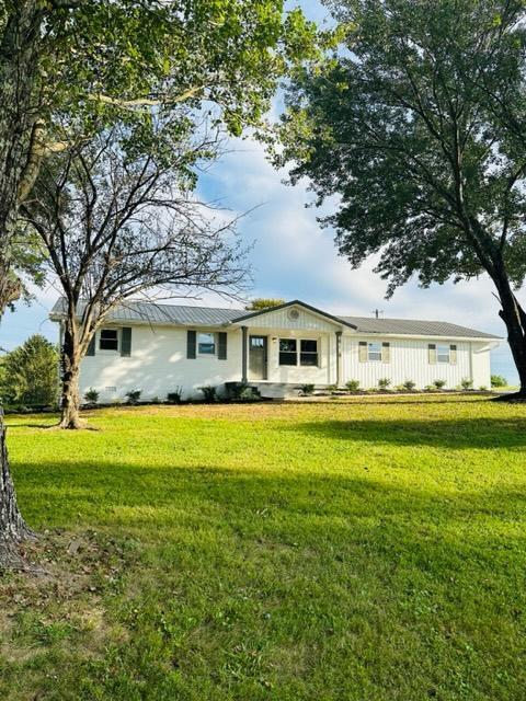 single story home with a front lawn