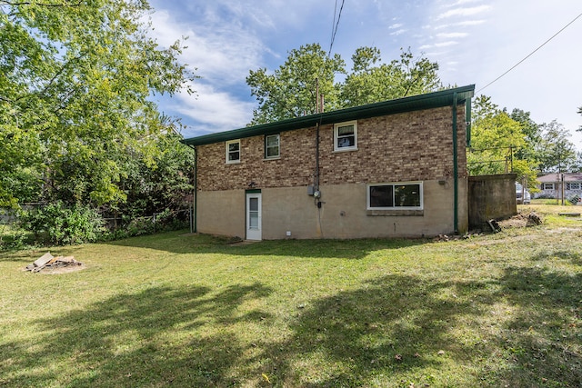 back of house featuring a yard