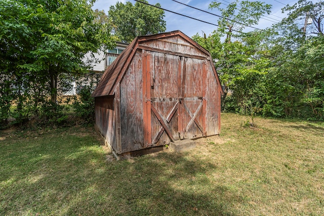 view of outdoor structure featuring a yard