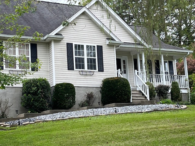 view of front of property featuring a front lawn and a porch