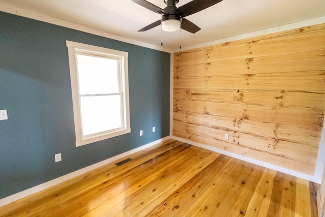 unfurnished room with wood-type flooring and ceiling fan