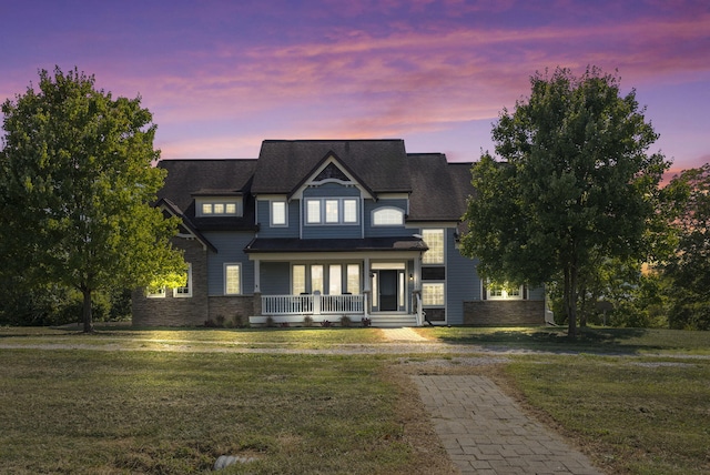 view of front of property featuring a yard