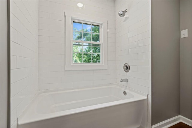 bathroom featuring tiled shower / bath combo