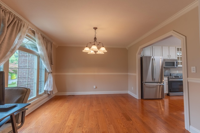 dining room with an inviting chandelier, crown molding, and light hardwood / wood-style floors