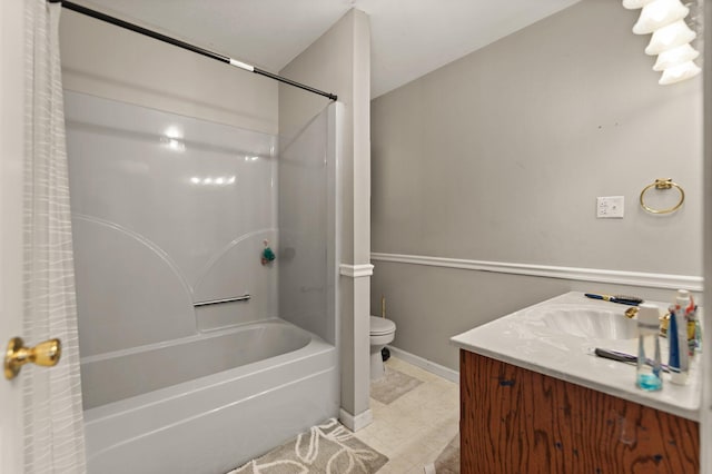 full bath featuring toilet, baseboards, shower / tub combo with curtain, and vanity