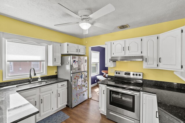 kitchen featuring stainless steel appliances, sink, ceiling fan, dark wood-type flooring, and white cabinets