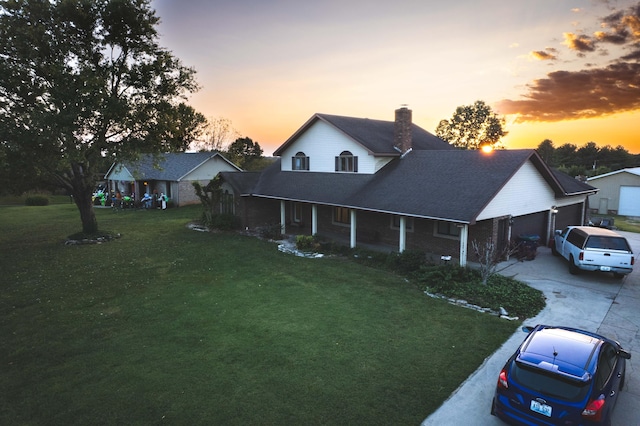 view of front of home featuring a lawn