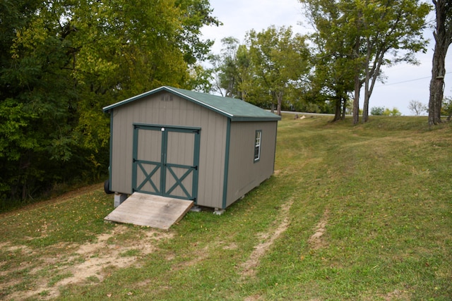 view of outdoor structure with a yard