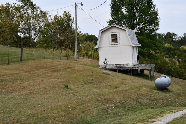 view of yard featuring a storage shed