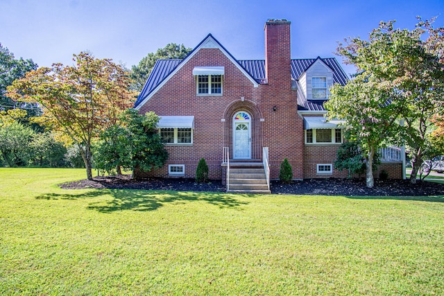 view of front facade featuring a front lawn