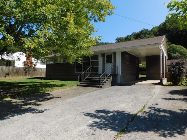 view of front of house featuring a front lawn