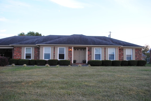 ranch-style house featuring a front yard