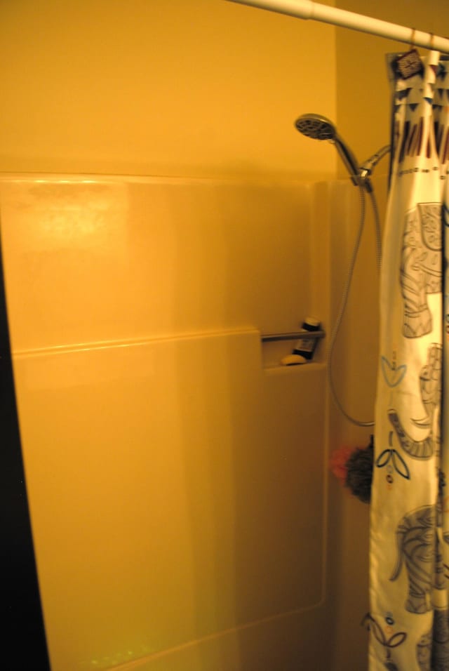 details featuring a shower with curtain