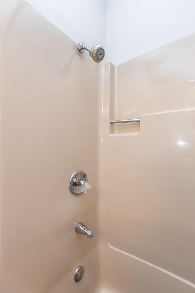 room details with tub / shower combination