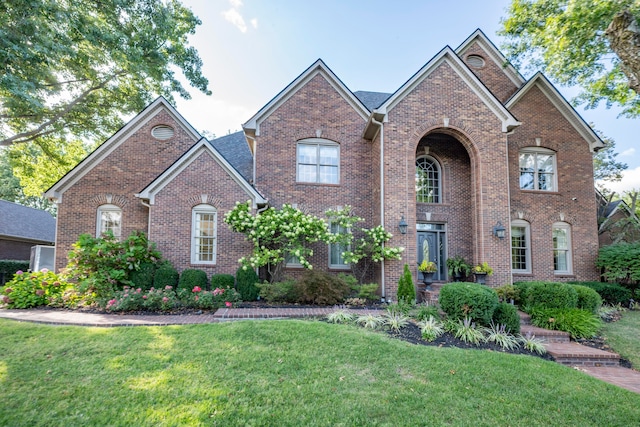 view of front of property featuring a front lawn