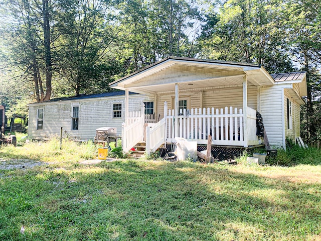 view of front of property featuring a porch and a front lawn